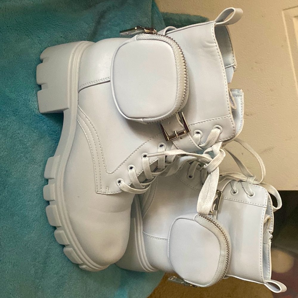 I’m selling some light blue boots size 8.5 from shoe dazzle they were worn twice